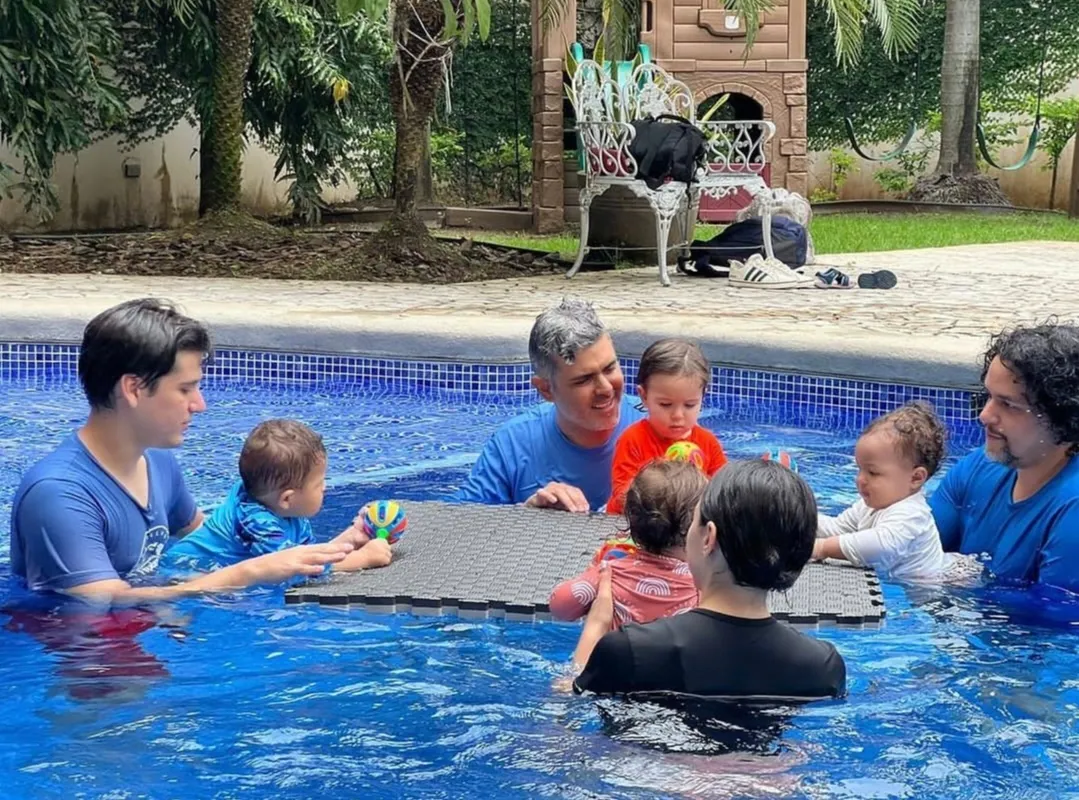 Familias reunidas en la piscina durante una clase al aire libre