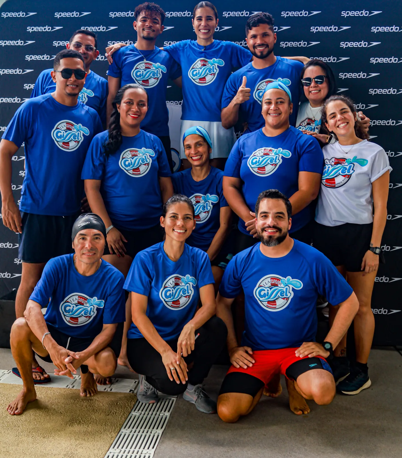 Equipo de instructores de Teacher Gissel Physicals con la camiseta de la escuela