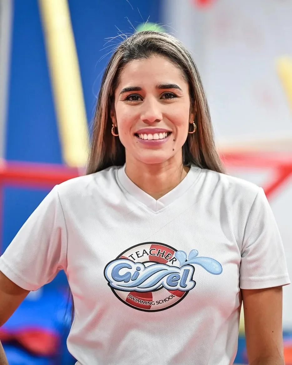 Gissel Giménez sonriendo con la camiseta de Teacher Gissel Physicals