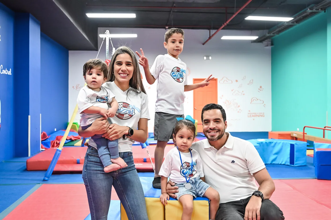 Gissel Giménez junto a su familia con las camisetas de la escuela