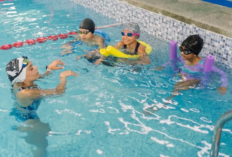 Ambiente seguro y supervisado en la piscina
